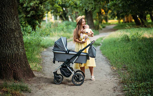 Spazieren gehen mit dem Baby - Warum es gut ist und worauf man achten sollte